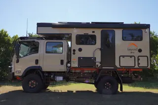 3.5m Electric Pop-Top Cabover Family Camper w/ Electric Drop Down Bed — view 8