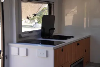 3.5m Electric Pop-Top Cabover Family Camper w/ Electric Drop Down Bed — view 15