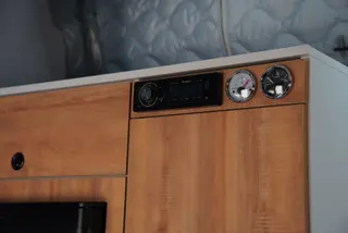 3.5m Electric Pop-Top Cabover Family Camper w/ Electric Drop Down Bed — view 17