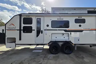 Sunpatch 21-XF Hardtop Family Off-Road Van — view 1