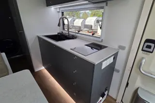 Sunpatch 21-XF Hardtop Family Off-Road Van — view 9