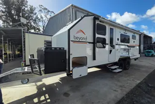 Sunpatch 21-XF Hardtop Family Off-Road Van — view 3